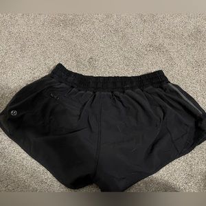 Lululemon black Hotty hot shorts 2.5” size 6